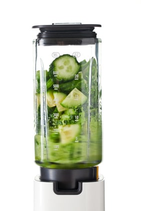 Gesunder grüner Smoothie im Mixer