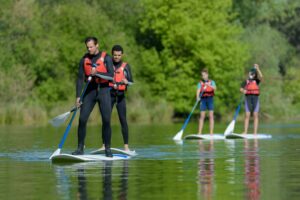 Stand Up Paddling auf einem ruhigen Fluss