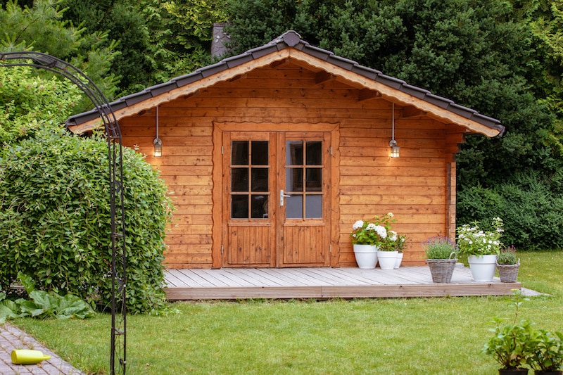 Ratgeber: Gartenhaus im Garten errichten - Was man dabei beachten und wissen sollte